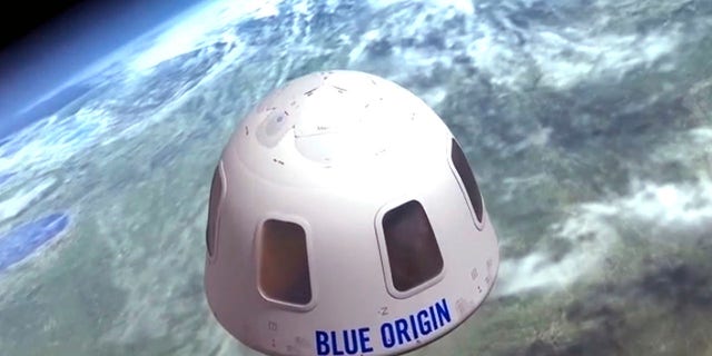 Αρχείο - Αυτή η χρονολογημένη εικόνα που παρέχεται από την Blue Origin δείχνει την κάψουλα που η εταιρεία στοχεύει να μεταφέρει τους τουρίστες στο διάστημα.  Η εταιρεία πυραύλων του Jeff Bezos έχει ήδη αρχίσει να επικοινωνεί με τους μελλοντικούς πελάτες της "αστροναύτες." Ένα κάθισμα είναι έτοιμο να αρπάξει στην πρώτη πτήση επιβατών του πυραύλου New Shepherd που έχει προγραμματιστεί για τον Ιούλιο του 2021.  Σε απευθείας σύνδεση δημοπρασία σε εξέλιξη.  (Blue Origin μέσω AP)