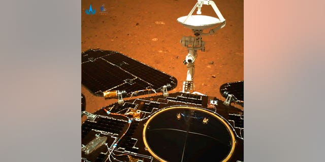 در این عکس که توسط مریخ نورد چینی Zhurong Mars تهیه شده و توسط اداره ملی فضایی چین (CNSA) در روز چهارشنبه 19 مه 2021 تهیه شده است ، صفحات خورشیدی و آنتن مریخ نورد در حالی که مریخ نورد بر روی سطح مریخ قرار دارد ، قرار دارد. (CNSA از طریق AP)