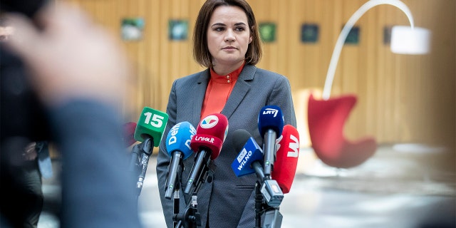 Belarusian opposition leader Sviatlana Tsikhanouskaya speaks during her news conference in Vilnius, Lithuania, 星期一, 可能 24, 2021. Exiled Belarusian opposition leader Sviatlana Tsikhanouskaya called on the International Civil Aviation Organization to begin an investigation, and the ICAO later said it "is strongly concerned by the apparent forced landing." (AP Photo/Mindaugas Kulbis)