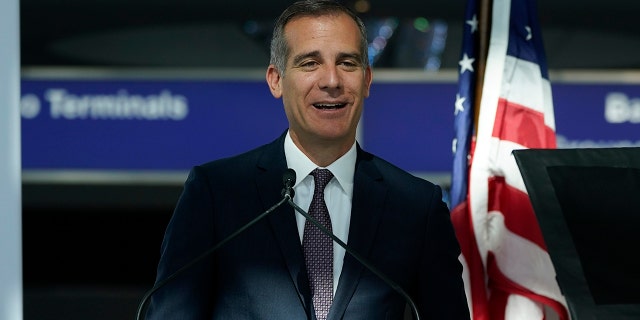 Los Angeles Mayor Eric Garcetti speaks a press conference at the new West Gates at Tom Bradley International Terminal at Los Angeles International Airport Monday, Mei 24, 2021, in Los Angeles. (AP Photo/Ashley Landis)