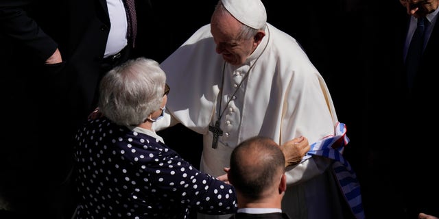 Papa Francisc vorbește cu supraviețuitorul Holocaustului, Lidia Maksymowicz, prizonieră în lagărul de exterminare Auschwitz-Birkenau, înainte de a părăsi curtea din San Damaso din Vatican pentru audiența sa săptămânală, miercuri, 26 mai 2021 (Foto AP / Alessandra Tarantino)