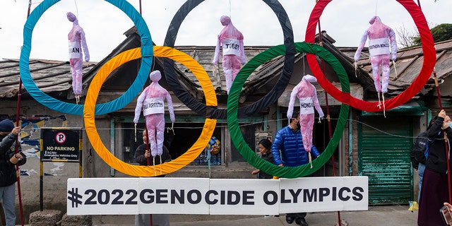Tibeťané používají olympijské kruhy jako rekvizitu, když pořádají pouliční protest proti pořádání zimních olympijských her v Pekingu v roce 2022 v indické Dharmsale. 