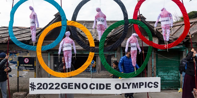 Os tibetanos no exílio estão usando os anéis olímpicos como apoio enquanto fazem um protesto de rua contra os Jogos Olímpicos de Inverno de Pequim em 2022.