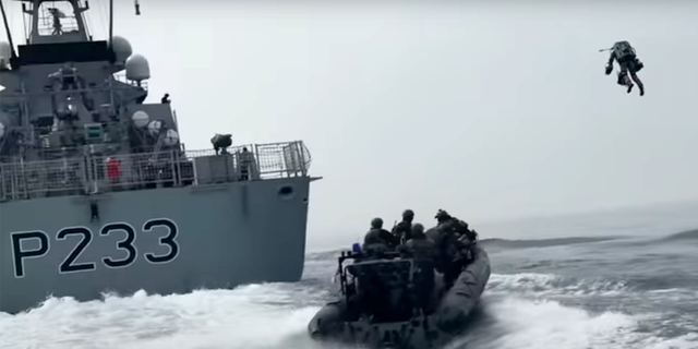 ΠΑΡΑΚΟΛΟΥΘΗΣΗ: Το Βρετανικό Βασιλικό Ναυτικό δοκιμάζει jetpacks που μπορούν να φτάσουν ταχύτητες 80 mph