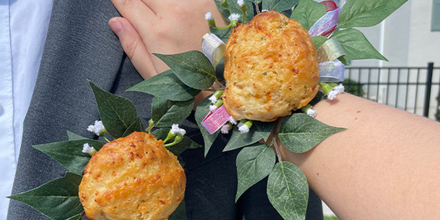 Red Lobster is getting into the prom spirit with a Cheddar Bay Biscuit corsage and boutonniere tutorial. (Red Lobster)