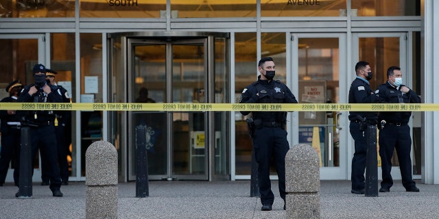CHICAGO, IL - APRIL 15: Chicago Police officers guard the front entrance the their headquarters building during a rally on April 15, 2021 in Chicago, Illinois. (Photo by Kamil Krzaczynski/Getty Images)