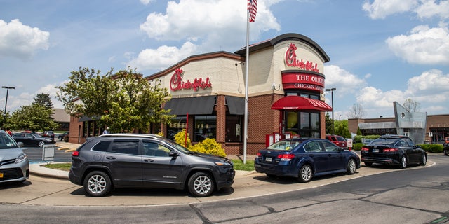 A Chick-fil-A and jewelry store in Alabama are battling it out for the best sign in a hilarious fake feud.