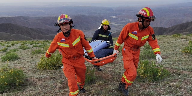Equipes de resgate estão procurando por corredores que participavam de uma escalada cross-country de 100 quilômetros quando o clima extremo atingiu a área, deixando pelo menos 20 mortos perto da cidade de Baiyin, na província de Gansu, no noroeste da China.