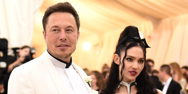 Elon Musk en Grimes verwelkomden hun eenjarige zoon X A-XII in mei 2020.