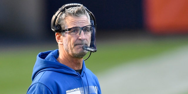 El entrenador en jefe de los Indianapolis Colts, Frank Reich, observa durante el segundo cuarto contra los Chicago Bears en el Soldier Field el 4 de octubre de 2020 en Chicago, Illinois.
