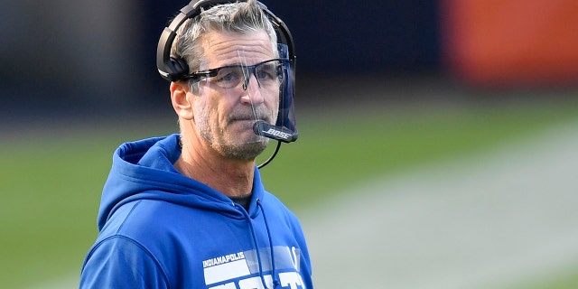 El entrenador en jefe de los Indianapolis Colts, Frank Reich, observa durante el segundo cuarto contra los Chicago Bears en el Soldier Field el 4 de octubre de 2020 en Chicago, Illinois.