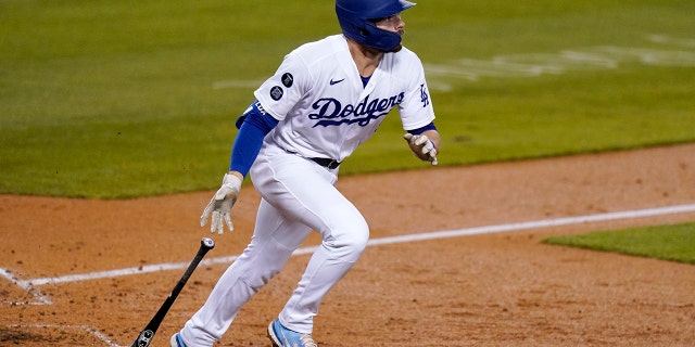 Gavin Lux, de los Dodgers de Los Ángeles, deja caer su bate cuando conecta un grand slam en la séptima entrada de un partido de béisbol contra los Diamondbacks de Arizona el martes 18 de mayo de 2021 en Los Ángeles.  (Foto AP/Mark J. Terrill)