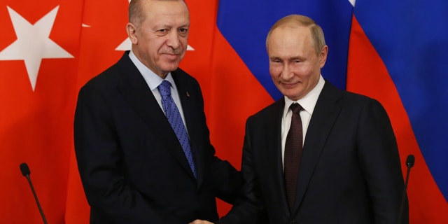 Wladimir Putin und sein türkischer Amtskollege Recip Tayyip Erdogan treffen sich 2020 im Kreml in Moskau