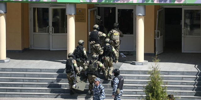 Des officiers de l'école russe où des assaillants auraient ouvert le feu le 11 mai 2021 (Photo par Igor Aliivtas via Getty Images)