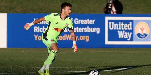 Goalkeeper Luca Lewis of New York Red Bulls II plays the ball during a game between North Carolina FC and New York Red Bulls II at City Stadium in Richmond, バージニア, 9月に. 30, 2020. (ゲッティイメージズ)