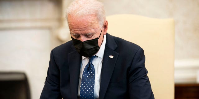 我们. President Joe Biden pauses during a meeting with the leadership of the Congressional Hispanic Caucus in the Oval Office of the White House April 20, 2021 在华盛顿, 直流电. Biden spent most of the past week away from the White House amid a major international crisis. (Photo by Doug Mills-Pool/Getty Images)