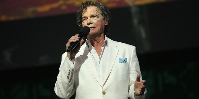 HOLLYWOOD, CA - MAG 14: Recording Artist B. J. Thomas performs onstage during the SeriousFun Children's Network 2015 Los Angeles Gala: An Evening Of SeriousFun celebrating the legacy of Paul Newman on May 14, 2015 in Hollywood, Kalifornië. (Photo by Mike Windle/Getty Images for SeriousFun Children's Network)