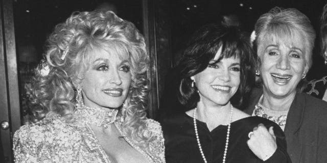 (L-R) Actresses Dolly Parton, Sally Field and Olympia Dukakis at the premiere of the motion picture 'Steel Magnolias.' 