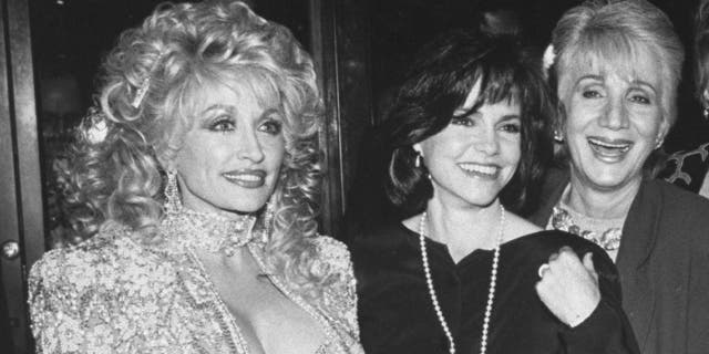 (L-R) Actresses Dolly Parton, Sally Field and Olympia Dukakis at the premiere of the motion picture 'Steel Magnolias.'