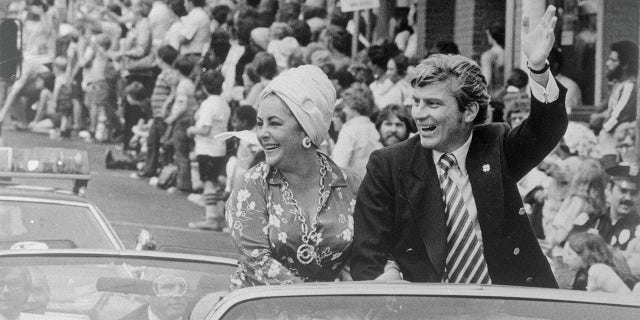 Elizabeth Taylor initially joined John Warner on the campaign trail.