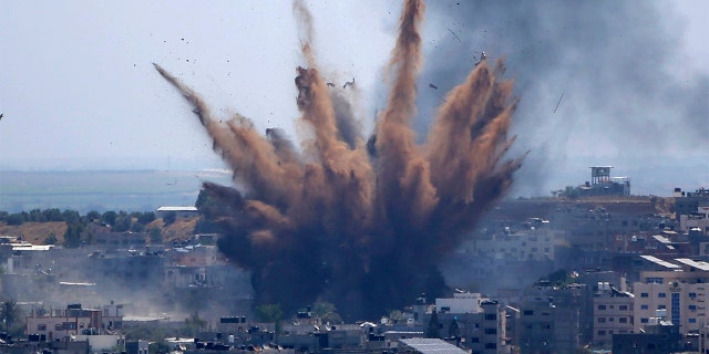 Smoke rises following Israeli airstrikes on a building in Gaza City, 星期四, 可能 13, 2021.