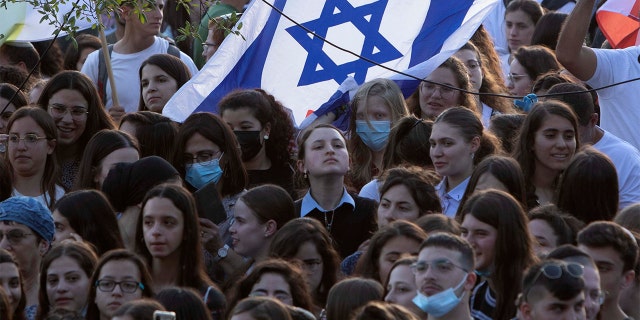 Des Israéliens participent à un rassemblement pour exiger la libération des soldats et civils israéliens détenus par le Hamas à Gaza, devant le bureau du Premier ministre à Jérusalem, le mercredi 19 mai 2021 (AP Photo/Sebastian Scheiner)