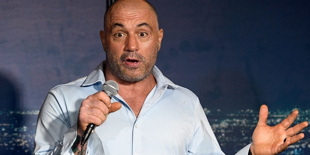 El comediante Joe Rogan actúa durante su aparición en The Ice House Comedy Club el 17 de abril de 2019, en Pasadena, California.