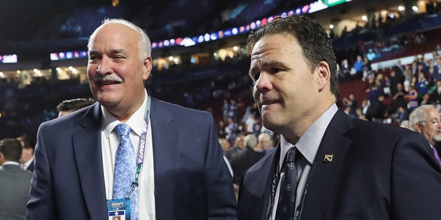 VANCOUVER, BRITISH COLUMBIA - 六月 21: (左) John Davidson and Jeff Gorton of the New York Rangers attends the 2019 NHL Draft at the Rogers Arena on June 21, 2019 in Vancouver, 加拿大. (Photo by Bruce Bennett/Getty Images)