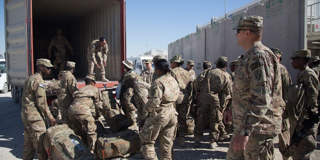 US Army Guardsmen at Kandahar Airfield in 2014 (Matt Cardy / Getty Images, file)