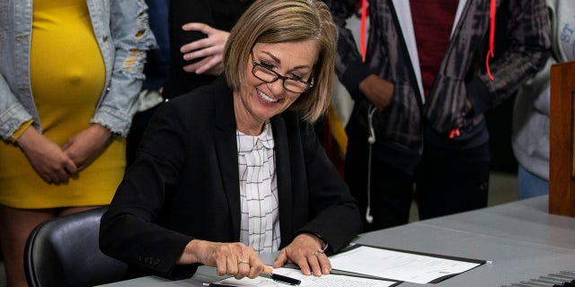 キム・レイノルズ知事は、2021年5月19日水曜日、デモインのStarts Right Hereで、アイオワ州のチャータースクールプログラムを拡大する法案に署名しました。