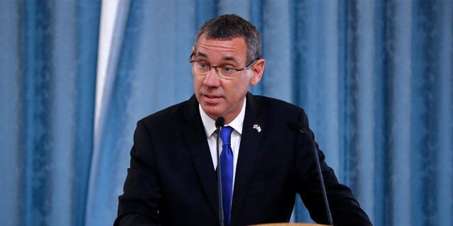 Israel's Ambassador to the United Kingdom, Mark Regev, speaks during the annual Holocaust Memorial Commemoration event, co-hosted with the Israeli Embassy, at the Foreign &安培; Commonwealth Office on January 23, 2019 在伦敦, 英国. 