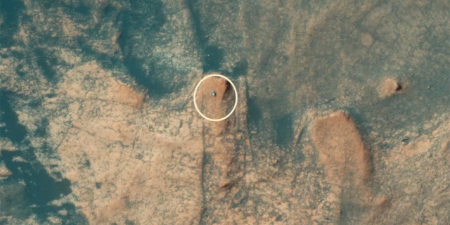 مریخ نورد کنجکاوی ناسا در یک تصویر هوایی که توسط دوربین HiRISE Mars Reconnaissance Orbiter (MRO) گرفته شده است ، از مارس مونت مرکو صعود می کند. (اعتبار: NASA / JPL / دانشگاه آریزونا)