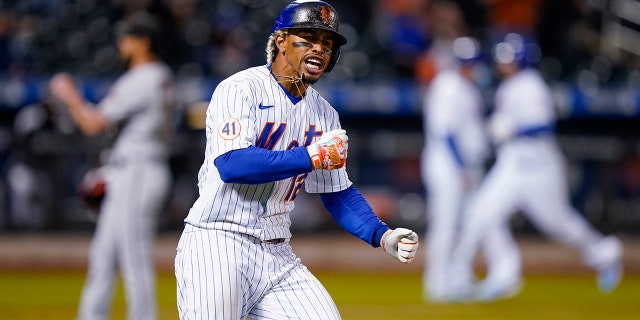 Francisco Lindo of the New York Mets hit a base after hitting the Arizona Diamondbacks' two-game winning streak to rescue pitcher Caleb Smith in the seventh inning of a baseball game in New York on Friday, 2021. (Associated Press)
