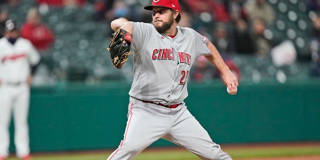 O arremessador inicial do Cincinnati Reds, Wade Miley, faz a sexta entrada de um jogo de beisebol contra o Cleveland Indians na sexta-feira, 7 de maio de 2021 em Cleveland.  (Associated Press)