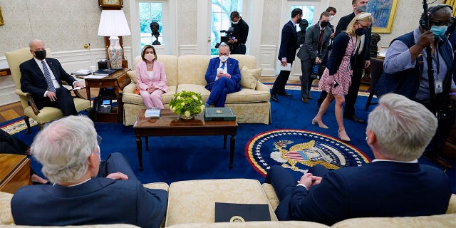 Members of the media are escorted out as President Joe Biden meets with congressional leaders in the Oval Office of the White House, mercoledì, Maggio 12, 2021, a Washington. Clockwise from left, Biden, La presidente della Camera Nancy Pelosi, Il leader della maggioranza al Senato Chuck Schumer, Senate Minority Leader Mitch McConnell and House Minority Leader Kevin McCarthy.
