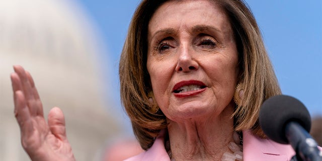 La presidente della Camera Nancy Pelosi, D-Calif., speaks during a news conference with House Transportation and Infrastructure Committee chair Peter DeFazio, mercoledì, Maggio 12, 2021, su Capitol Hill a Washington. (AP Photo / Jacquelyn Martin)