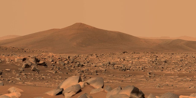 Il rover Perseverance Mars della NASA ha catturato questa immagine utilizzando il suo imager Mastcam-Z a doppia fotocamera. "Santa Cruz," Il 29 aprile 2021, una montagna all'interno del cratere Jezero, il 68° giorno marziano o sol. 