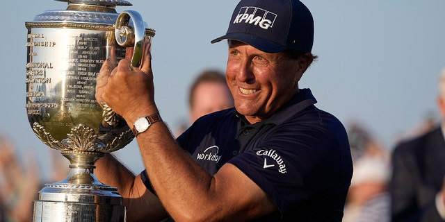 Phil Mickelson houdt de Wanamaker Trophy na het winnen van het PGA Championship golftoernooi op de Ocean Course, zondag 23 mei 2021, in Kiawah Island, SC