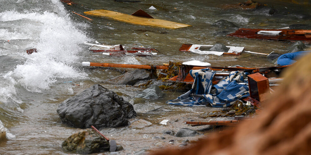 L'épave et les débris d'un bateau chaviré s'échouent à terre au Cabrillo National Monument, près de l'endroit où un bateau a chaviré juste au large de la côte de San Diego dimanche 2 mai 2021, à San Diego.
