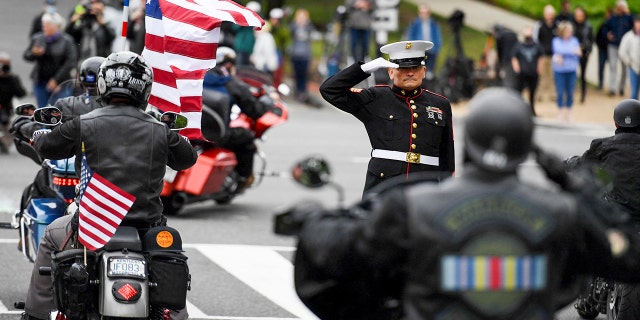 Staff Sgt. Tim Chambers salutes as motorcyclists participate in the "Rolling to Remember" demonstration as they ride past the Lincoln Memorial on May 30, 2021, 워싱턴, DC. The event is to honor American prisoners of war and service members missing in action, and to call attention to veterans' issues. (OLIVIER DOULIERY/AFP via Getty Images)
