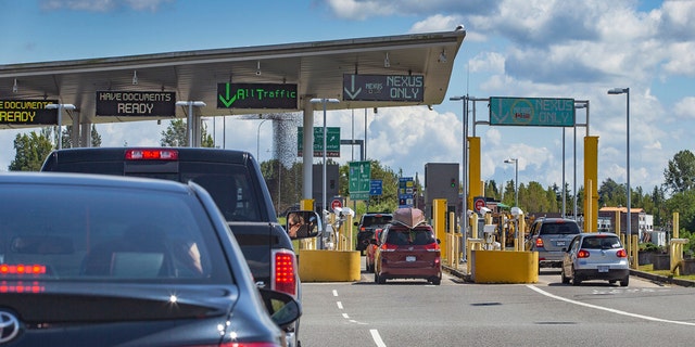미국. 국토 보안 부서 (DHS) said this week that the land border closure for non-essential travel between the U.S. 캐나다와 멕시코 모두 6 월까지 연장되었습니다. 21. (iStock)
