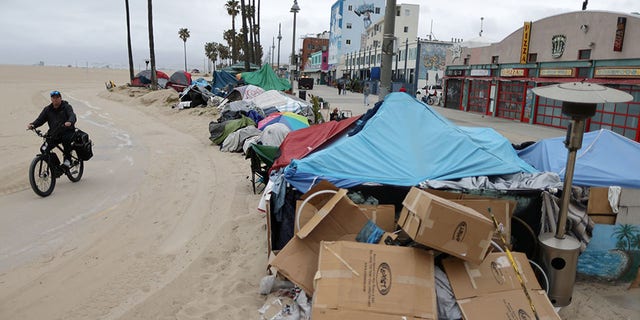 Homeless campsites lie along the bike path while the coronavirus (COVID-19) pandemic continues, at Venice Beach in Los Angeles, California, USA, April 13, 2021. REUTERS / Lucy Nicholson
