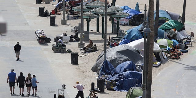 On April 14, 2021, as the coronavirus epidemic continued on Venice Beach in Los Angeles, a homeless shelter was riding a bicycle.  (Reuters)