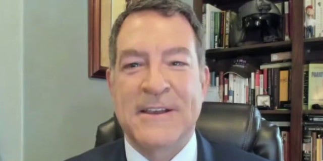 Perwakilan Mark Green mengatakan dia akan meminta pertanggungjawaban Presiden Biden dan Sekretaris Walikota atas krisis perbatasan.