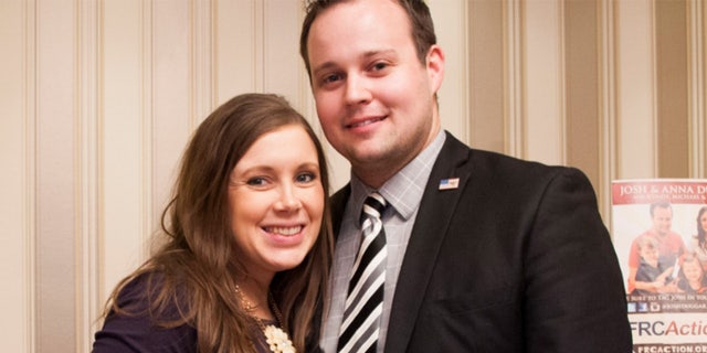 Josh Duggar and his wife Anna (왼쪽) have six children with one on the way.