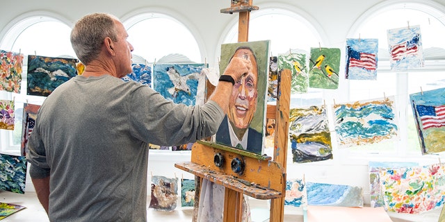 조지 W. 전 대통령. Bush paints portraits of immigrants to 'change the tone' of immigration debate