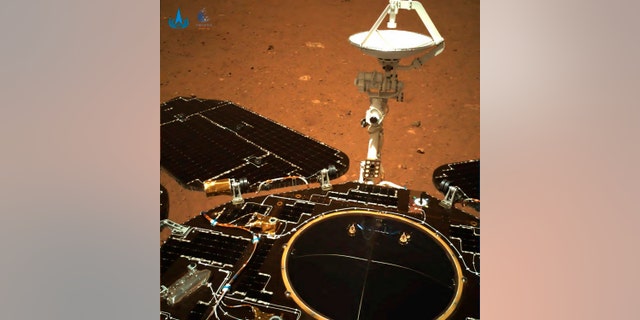 في هذه الصورة التي التقطتها المركبة الجوالة الصينية Zhurong Mars وإتاحتها من قبل إدارة الفضاء الوطنية الصينية (CNSA) يوم الأربعاء ، 19 مايو 2021 ، تم نشر الألواح الشمسية وهوائي المركبة أثناء جلوس المسبار على سطحه. المريخ.  هبطت الصين مركبة فضائية على سطح المريخ لأول مرة يوم السبت ، وهو إنجاز صعب تقنيًا أكثر صعوبة من الهبوط على سطح القمر ، في أحدث خطوة للأمام لتحقيق أهدافها الطموحة في الفضاء.  (CNSA عبر AP)