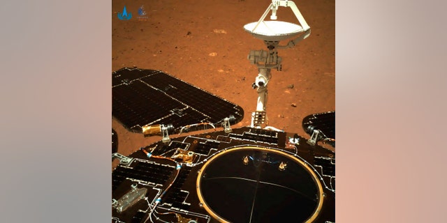 Nesta imagem obtida pelo rover chinês Zhurong Mars e disponibilizada pela Administração Espacial Nacional da China (CNSA) na quarta-feira, 19 de maio de 2021, os painéis solares e a antena do rover foram posicionados enquanto o rover estava sentado no módulo de pouso de Marte.  A China pousou uma espaçonave em Marte pela primeira vez no sábado, uma façanha técnica mais difícil do que uma aterrissagem lunar, no mais recente passo à frente para atingir seus ambiciosos objetivos no espaço.  (CNSA via AP)