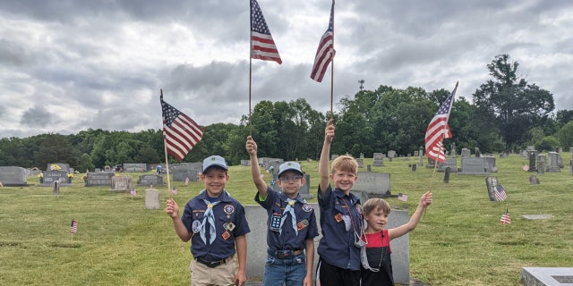 Cub Scout Pack #500 placed American flags on veterans' graves at Clapps Chapel UMC cemetery in Corryton, テネシー, which is just outside of Knoxville.