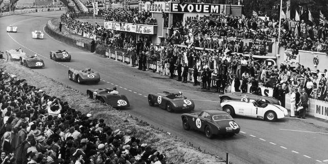 The Ferrari (14) can be seen in this photo from the start of the 1952 24 Hours of Le Mans